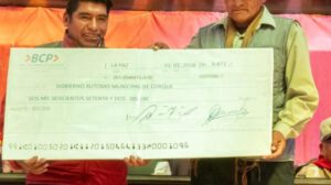 Entrega de cheques venta de fibra de camélidos