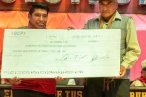 Entrega de cheques venta de fibra de camélidos