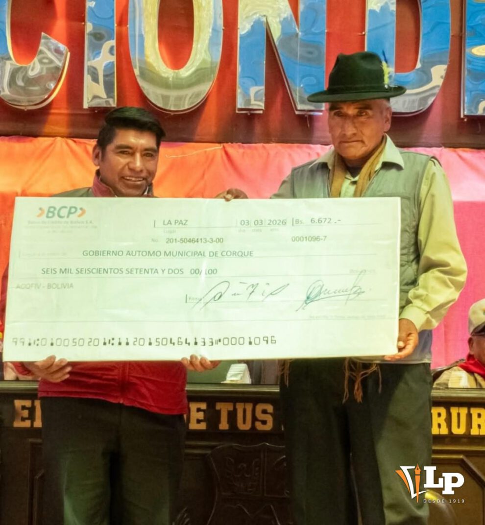 Entrega de cheques venta de fibra de camélidos