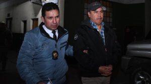 dos señores caminando