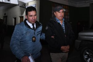 dos señores caminando