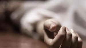 una mujer en el piso