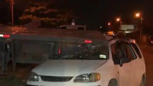 un auto blano chocado