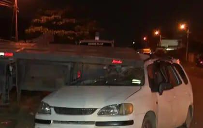 un auto blano chocado