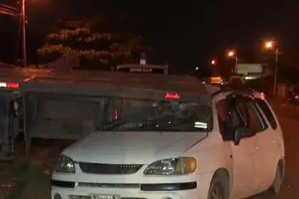 un auto blano chocado