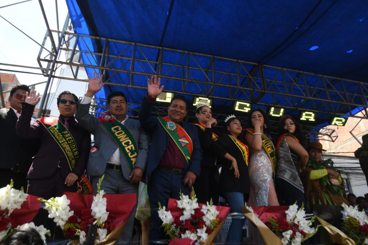 autoridades saludando