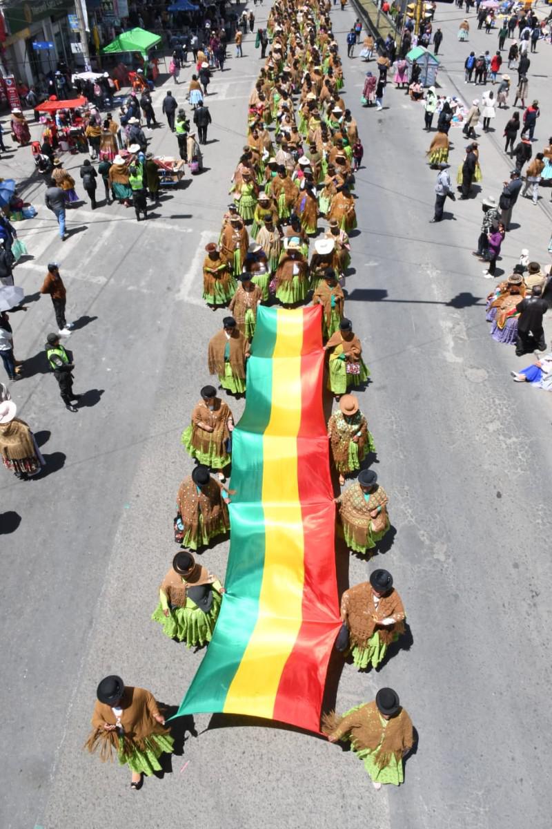 bandera de bolivia y personas