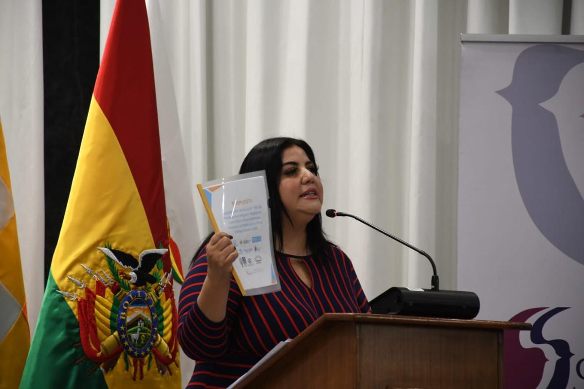 una mujer mostrando papeles