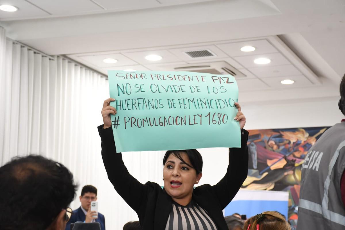 una mujer con un cartel