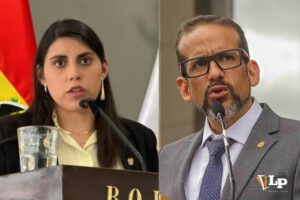 La Viceministra de Autonomías, Andrea Barrientos y el gobernador de Santa Cruz, Luis Fernando Camacho