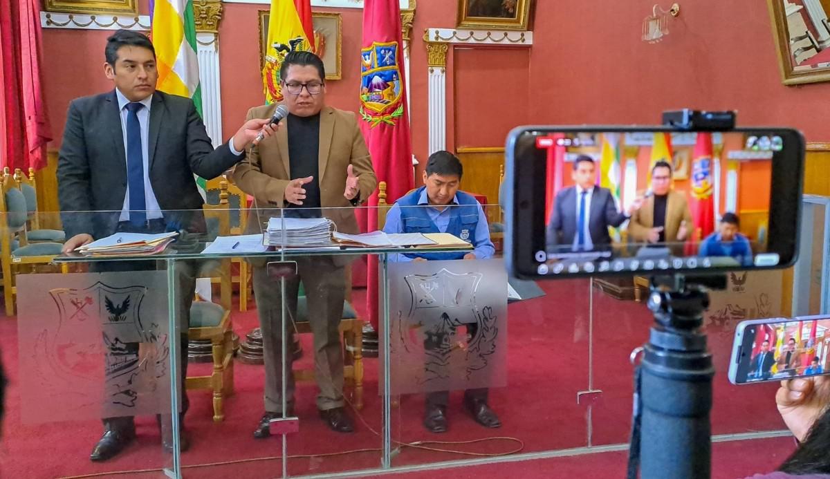 Autoridades en conferencia