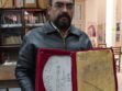 Miguel Salas con el libro del primer cabildo