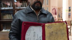 Miguel Salas con el libro del primer cabildo