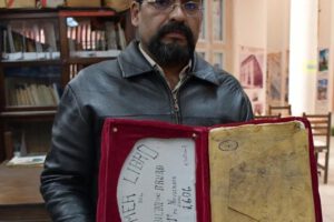 Miguel Salas con el libro del primer cabildo