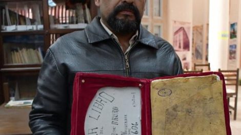 Miguel Salas con el libro del primer cabildo