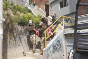 policias sacando un cadaver