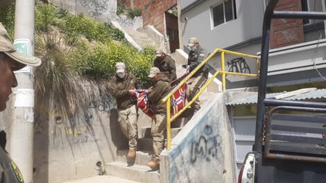 policias sacando un cadaver