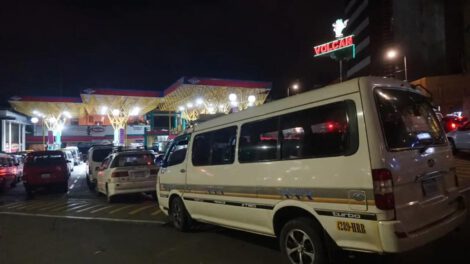 YPFB comenzó a distribuir gasolinaen Santa Cruz  con aditivos y hará la propio esta jornada en La Paz