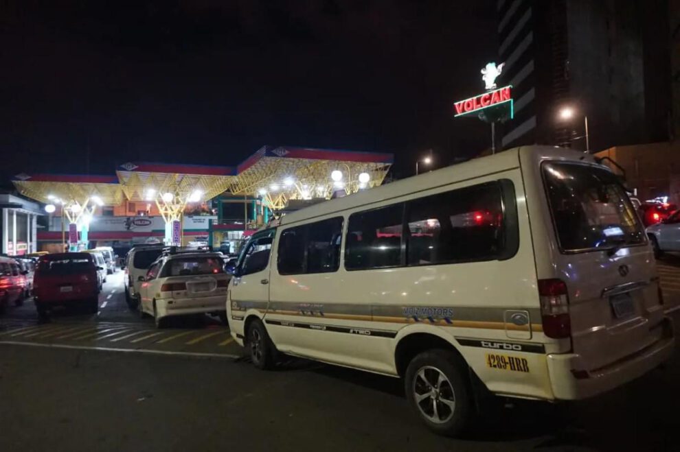 YPFB comenzó a distribuir gasolinaen Santa Cruz  con aditivos y hará la propio esta jornada en La Paz