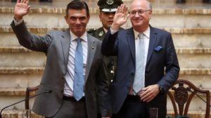 El presidente del Banco Interamericano de Desarrollo (BID), Ilan Goldfajn (d), saluda junto al Presidente de Bolivia, Rodrigo Paz