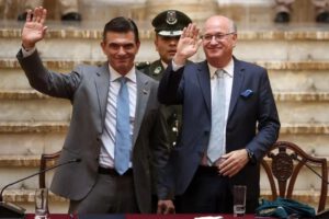 El presidente del Banco Interamericano de Desarrollo (BID), Ilan Goldfajn (d), saluda junto al Presidente de Bolivia, Rodrigo Paz