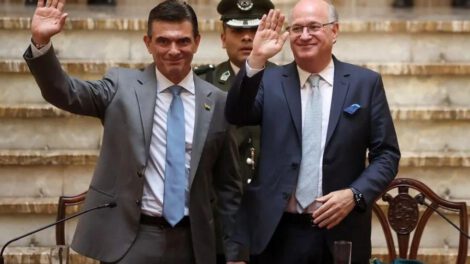 El presidente del Banco Interamericano de Desarrollo (BID), Ilan Goldfajn (d), saluda junto al Presidente de Bolivia, Rodrigo Paz