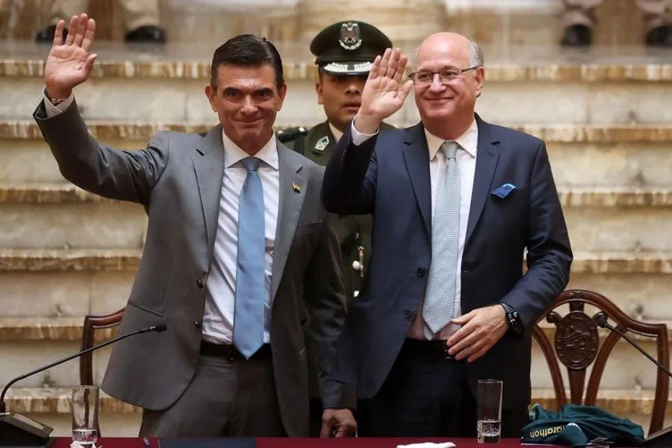 El presidente del Banco Interamericano de Desarrollo (BID), Ilan Goldfajn (d), saluda junto al Presidente de Bolivia, Rodrigo Paz