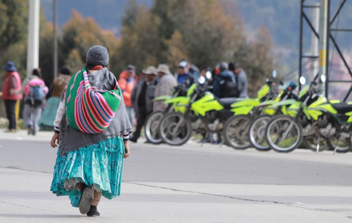 Una mujer alteña recorre las calles de la ciudad más joven y alta de Bolivia