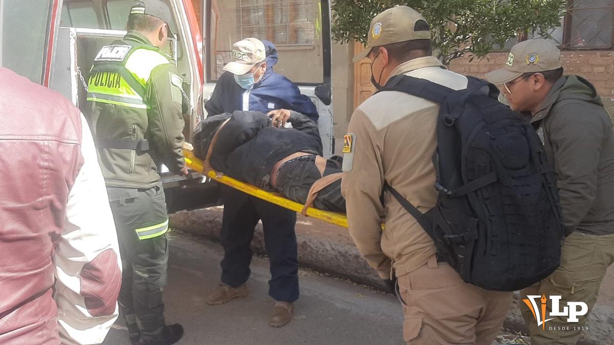 Canes junto a su amo fallecido en Oruro