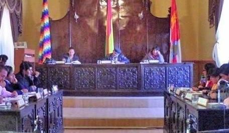 sala de un consejo de autoridades