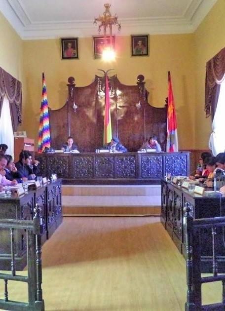 sala de un consejo de autoridades