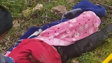 una persona en el suelo