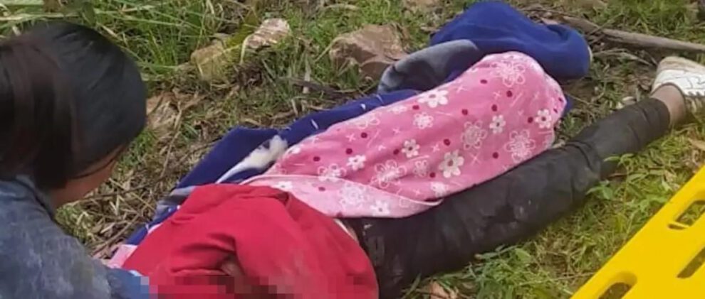 una persona en el suelo