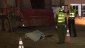 El afectado que era conductor de un camión, sacó una carpa para poder descansar.