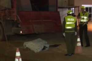 El afectado que era conductor de un camión, sacó una carpa para poder descansar.