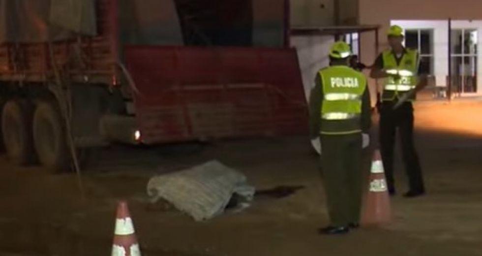 El afectado que era conductor de un camión, sacó una carpa para poder descansar.