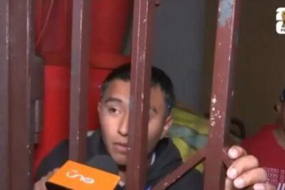 un joven hablando