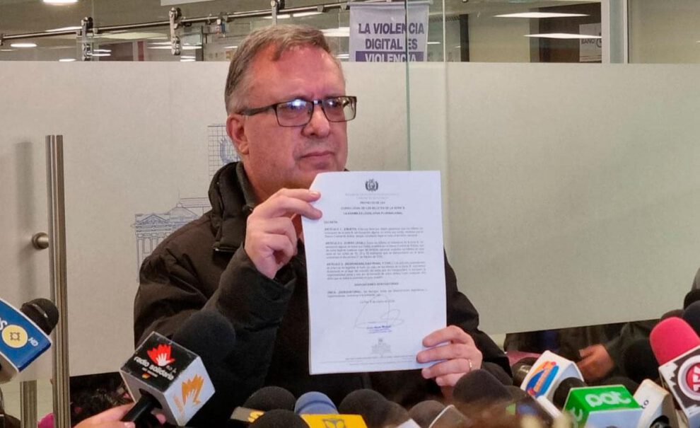 El diputado presento este viernes un proyecto de ley cuya finalidad es validar todos billetes la Serie B