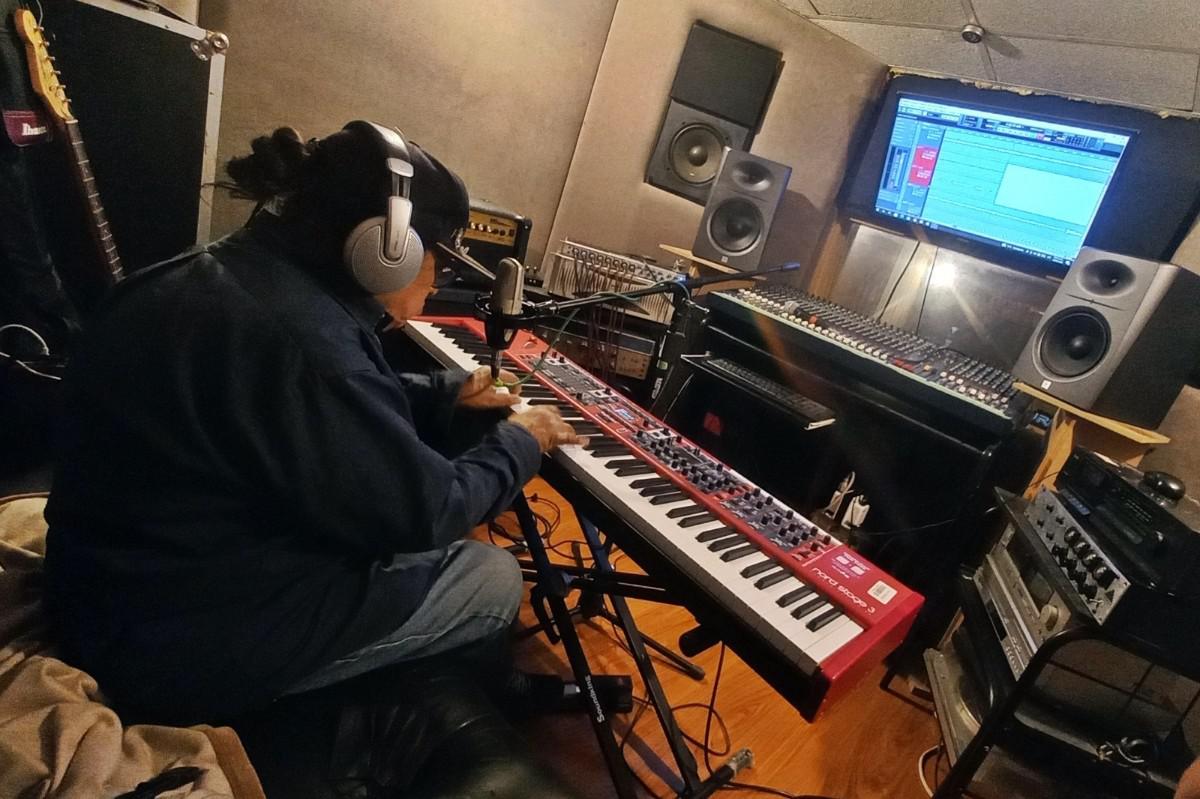 Nataniel Gonzales grabando disco