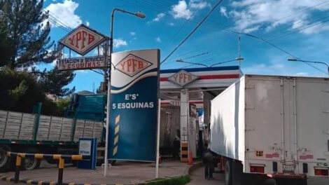 Camiones cisterna inician el despacho de gasolina aditivada desde la planta de Senkata, en El Alto