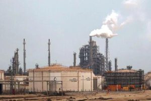 Una planta de procesamiento de gas y petróleo