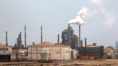 Una planta de procesamiento de gas y petróleo