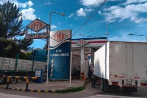 Camiones cisterna inician el despacho de gasolina aditivada desde la planta de Senkata, en El Alto