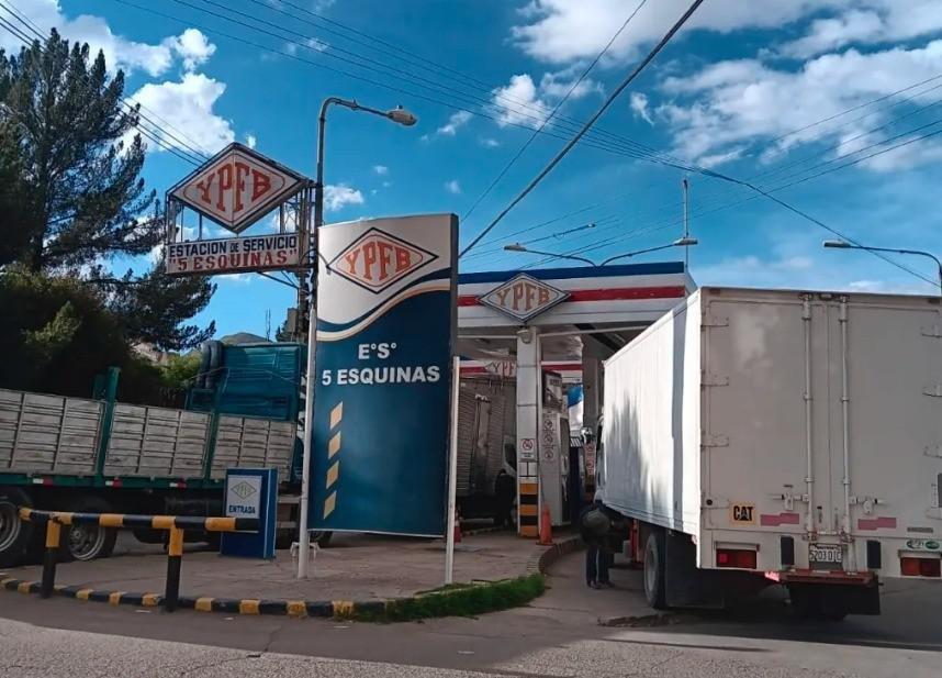 Camiones cisterna inician el despacho de gasolina aditivada desde la planta de Senkata, en El Alto