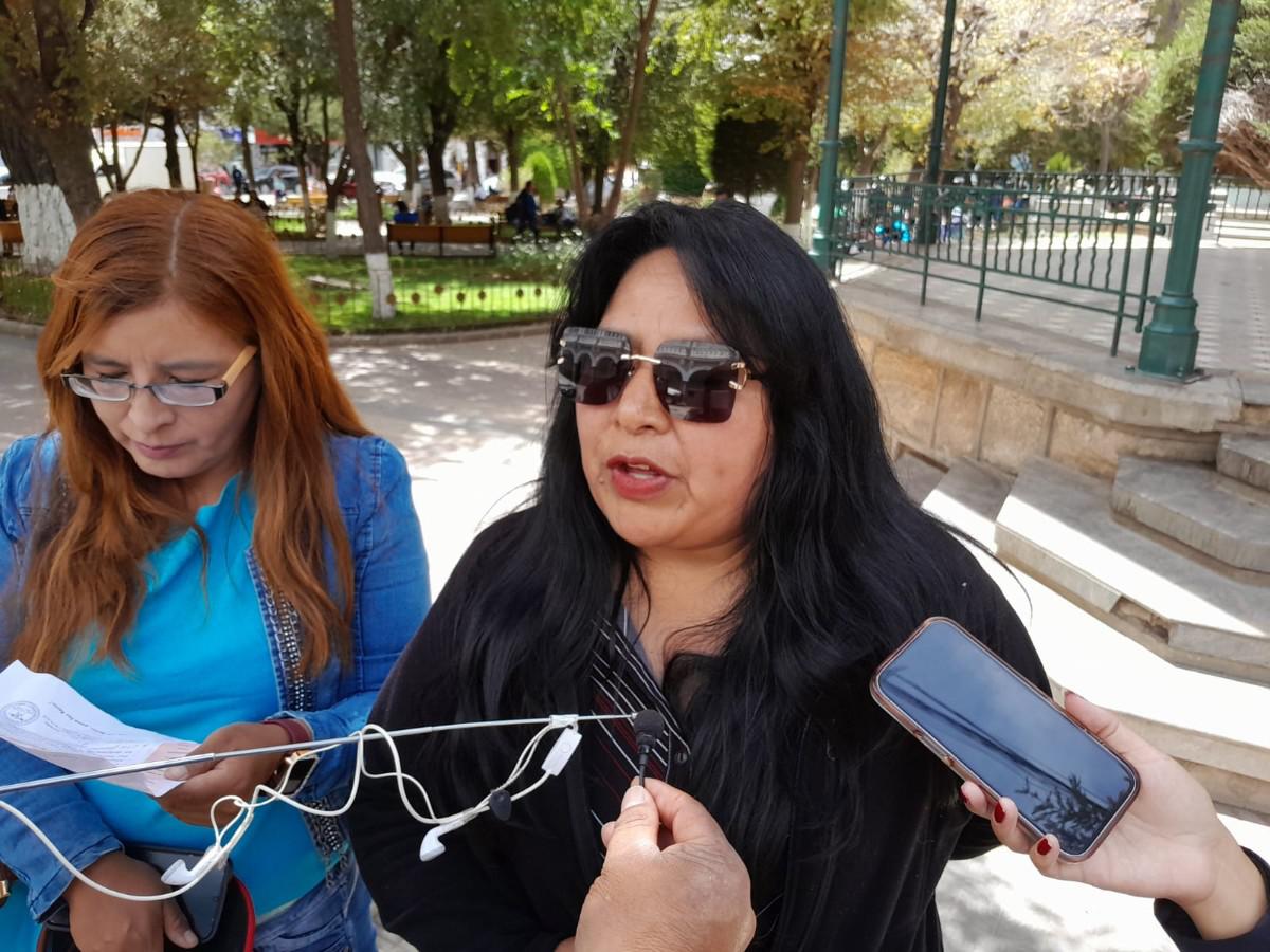 Milena Colque en conferencia de prensa