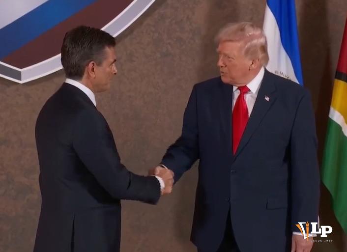 Donald Trump, saluda y estrecha la mano del Presidente boliviano, Rodrigo Paz