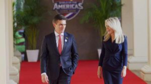 El Presidente Rodrigo Paz llega a la cumbre “Escudo de las Américas”