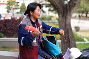Martha Quispe, una mujer constructora, preparándose para si jornada de trabajo en La Paz