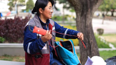 Martha Quispe, una mujer constructora, preparándose para si jornada de trabajo en La Paz