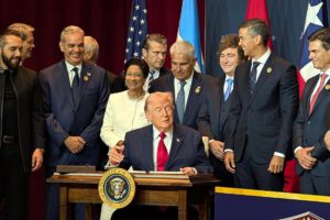 El presidente de Estados Unidos, Donald Trump (c), habla junto a mandatarios latinoamericanos